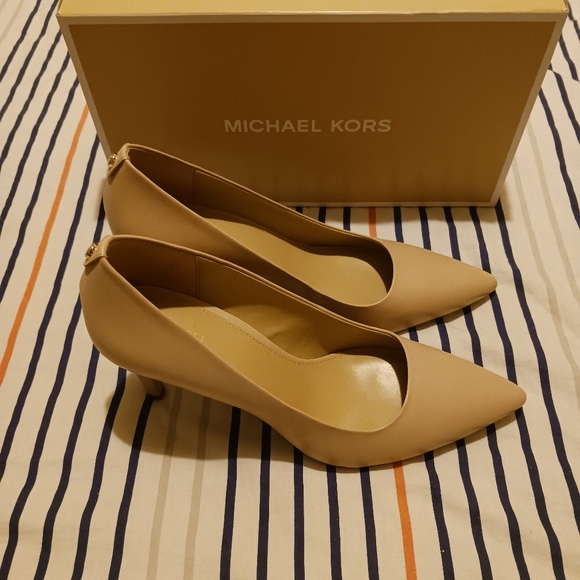 Michael Kors Dorothy Flex Pump Heel - Picture 3 of 11